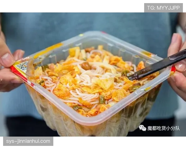 熊朝忠家的米线店开到训练馆隔壁,冠军吃碗粉都要被围观 熊朝忠家的米线店开到训练馆隔壁,冠军吃碗粉都要被围观